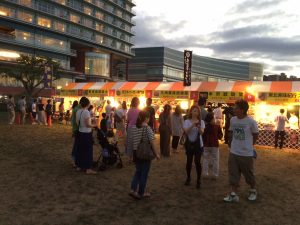夕暮れの牛肉サミット会場の雰囲気