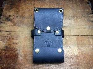 8丁用シザーケース（背面の刻印）
