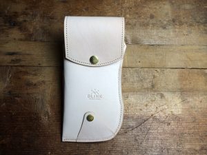 生成り革のシザーケース背面