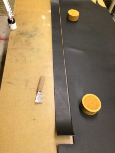 シザーケース用ベルト製作風景・革の選定作業