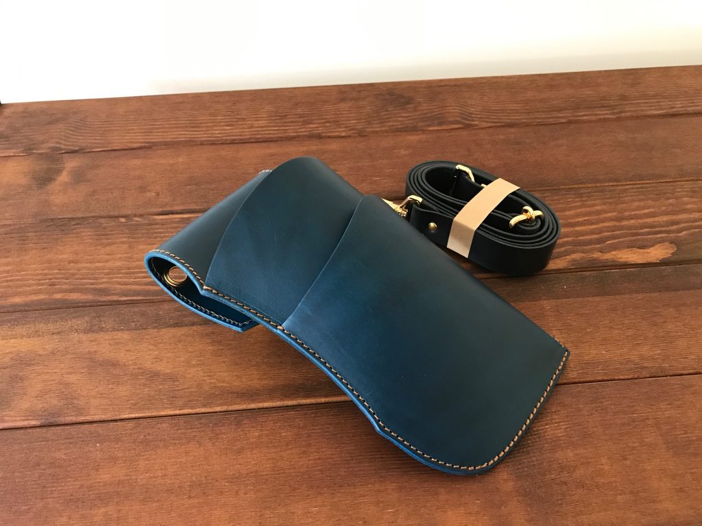 BLINK scissor case -sea- appearance in a subdued indoor setting