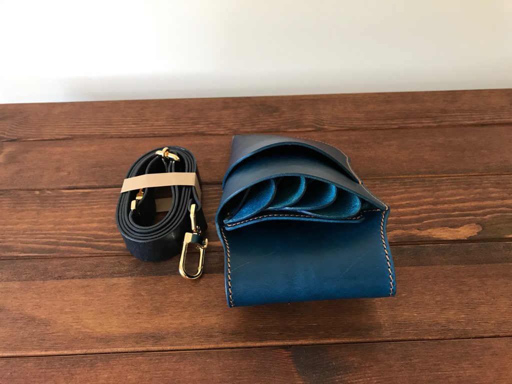 Scissor case -sea- deep blue under quiet indoor light