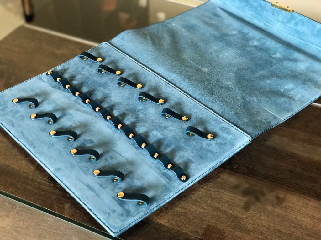 Flat-style scissor holder (exterior)