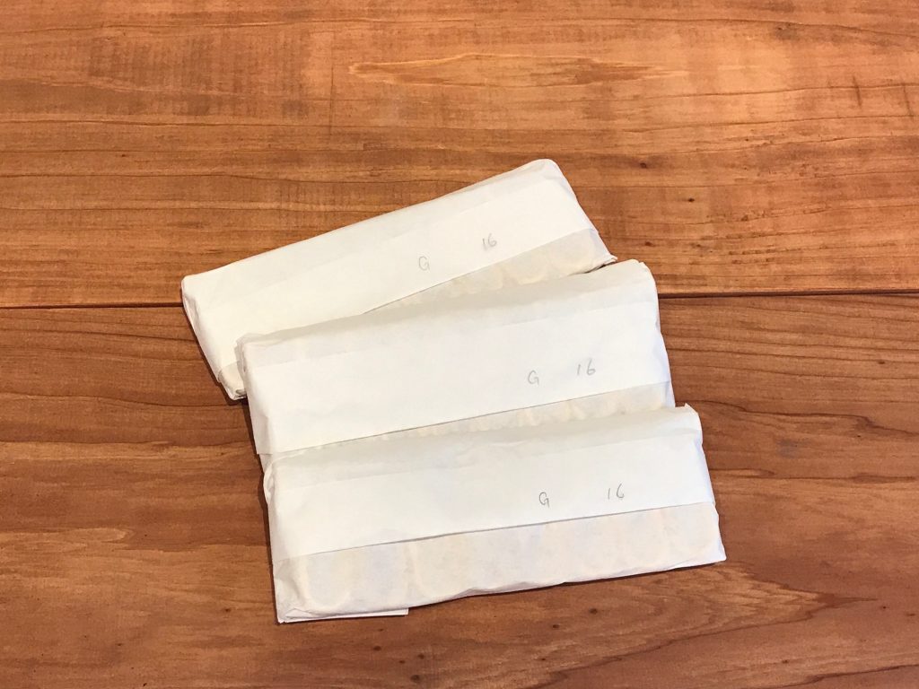8個ずつ包装されたナスカン金具