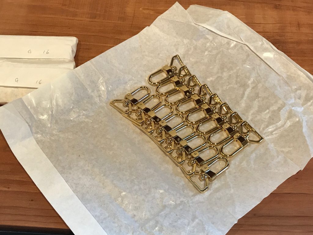ナスカン金具の検品前の様子