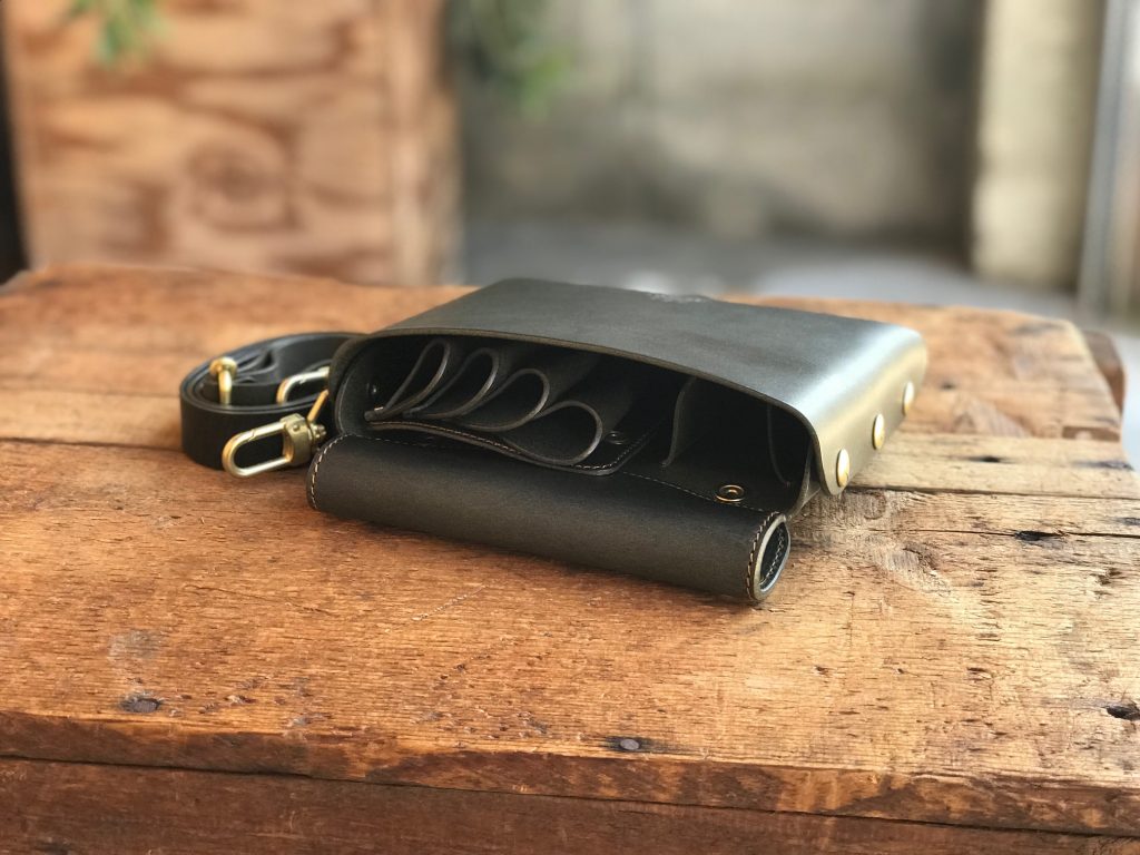clutchモデル オリーブ 上部からの収納口