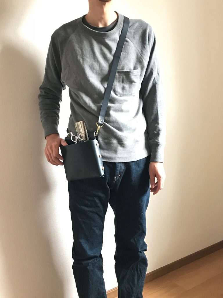 シザーケース 4丁用 clutch 着用イメージ（ブルー）