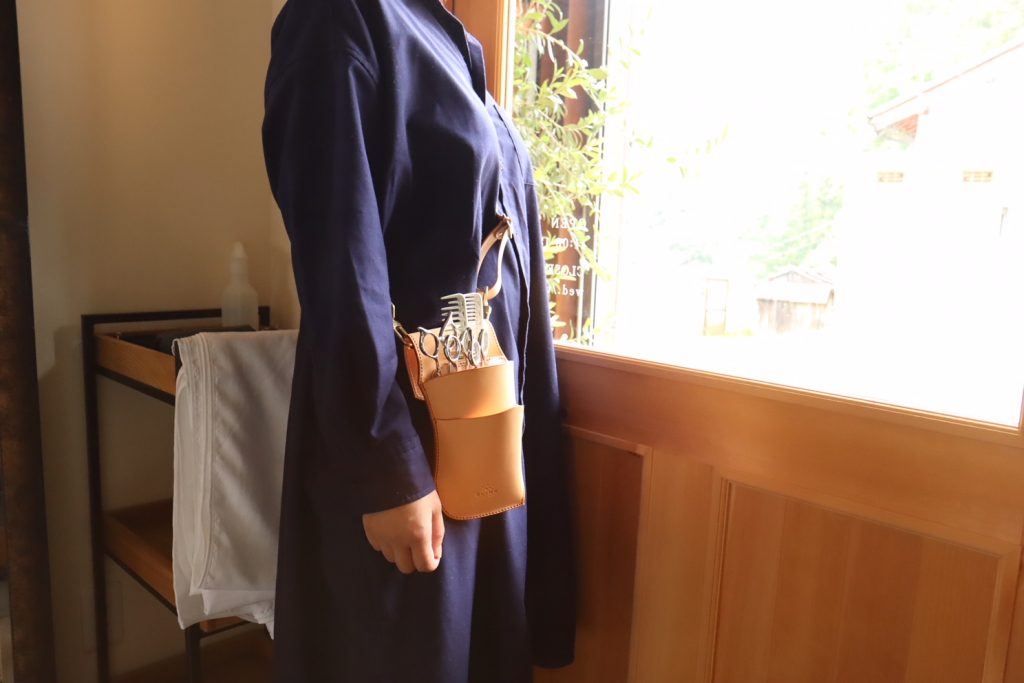 女性スタッフが着用したシザーケース-sea-（ナチュラル）正面