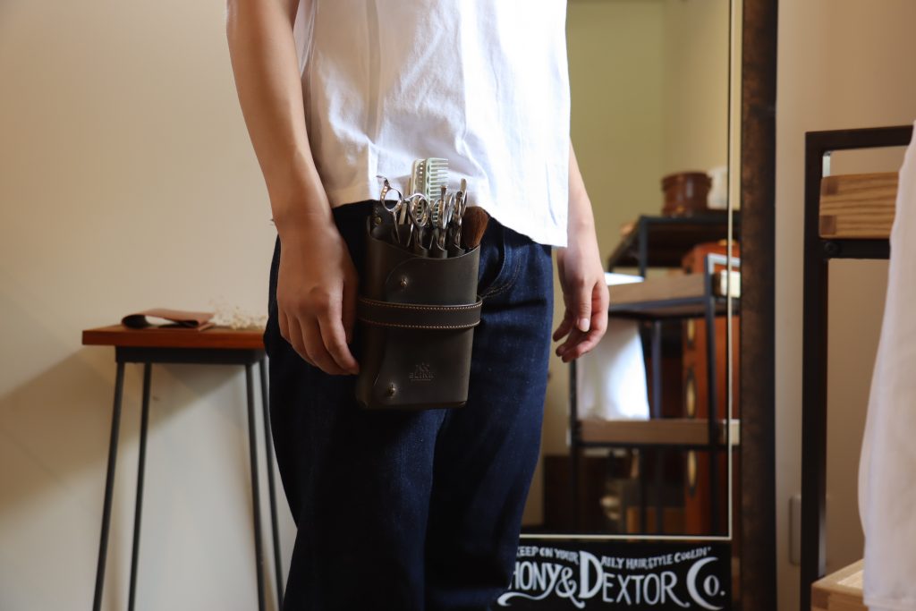 Scissor case/waist-worn image (back view)