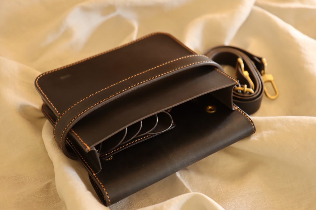 Scissor case with camel stitching 2
