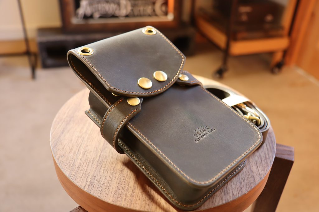 角ばったデザインが特徴の-square s- シザーケース