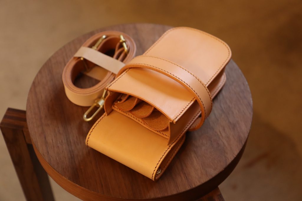 ブラウンカラーのシザーケース -04 s-