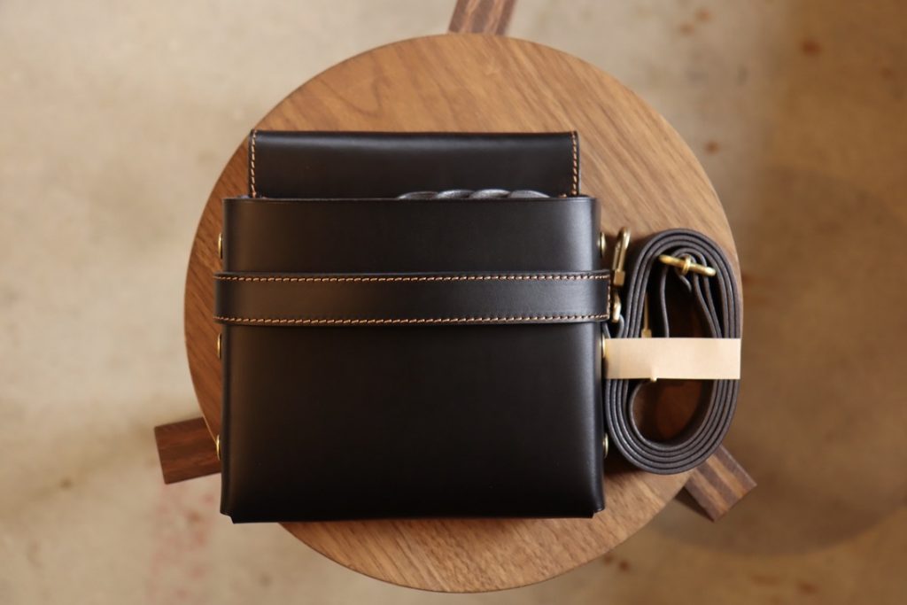 Camel-colored stitching -clutch s-