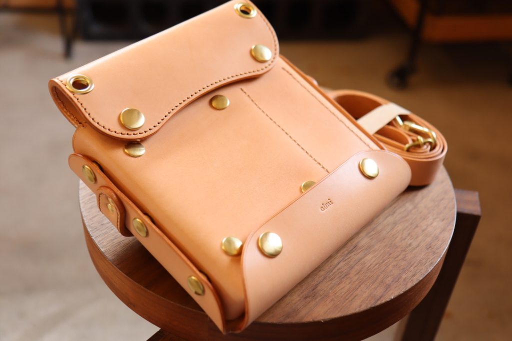 背面ホックで簡単に分解できるclutch s-シザーケース
