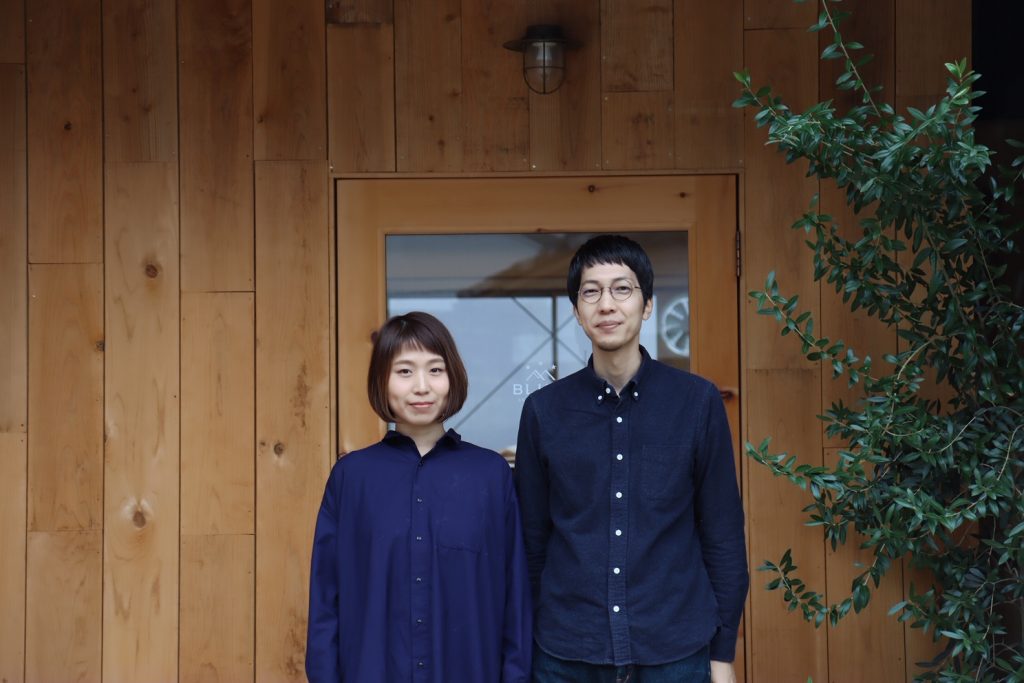 BLINKスタッフ写真：シザーケースを手に持つ笑顔の2人